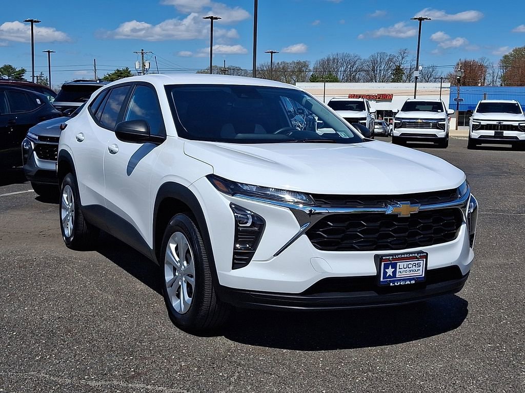 Used 2024 Chevrolet Trax LS image 2