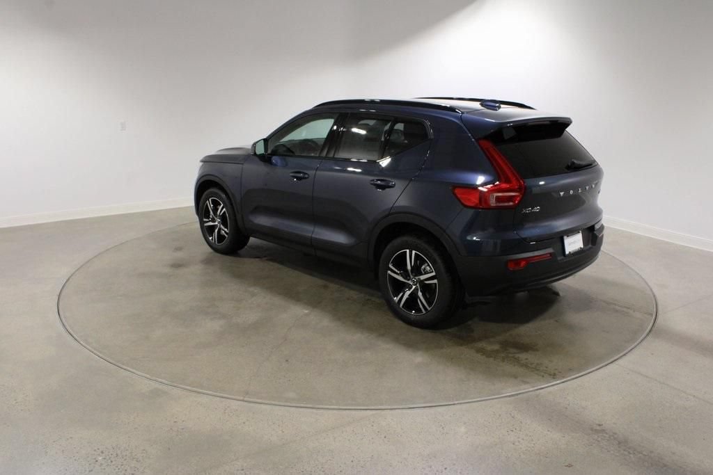 Used 2026 Volvo XC40 B5 Core w/ Climate Package AWD/4WD image 3