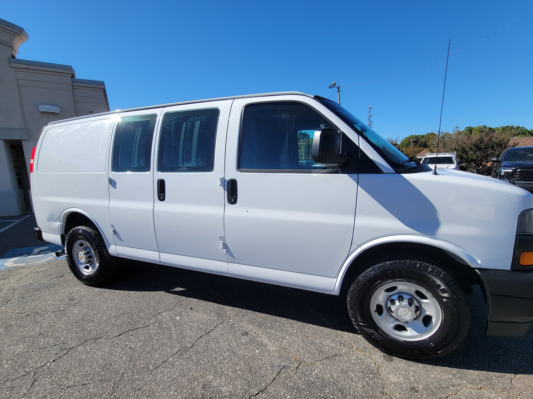 Used 2018 Chevrolet Express 2500 w/ Enhanced Convenience Package image 14