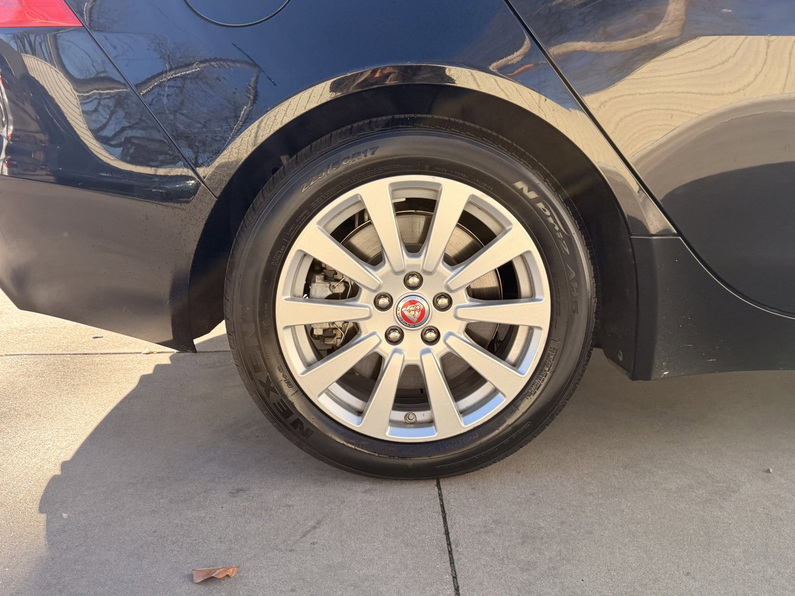 Used 2019 Jaguar XE Premium image 12