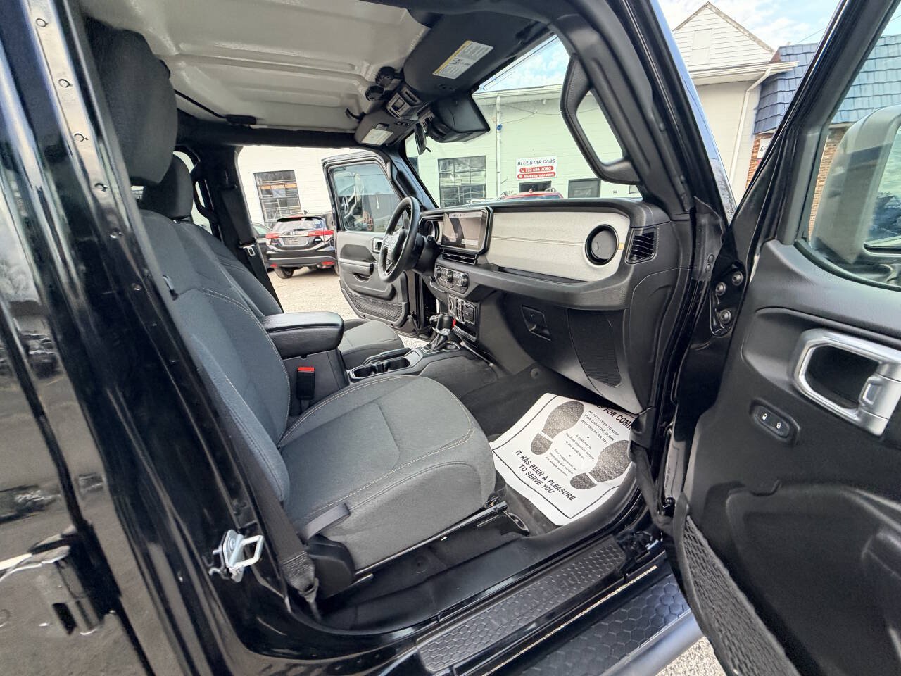 Used 2024 Jeep Wrangler Unlimited w/ Convenience Group AWD/4WD image 18