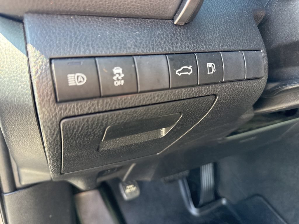 Used 2018 Toyota Camry LE FWD image 17