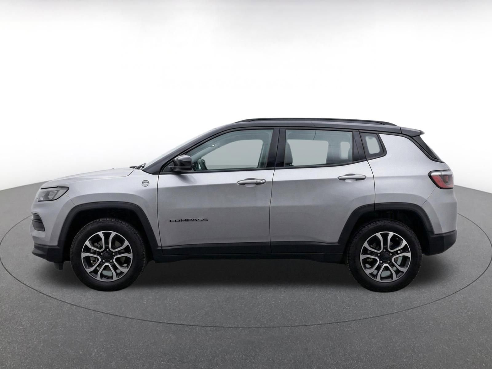 Used 2025 Jeep Compass Trailhawk AWD/4WD image 3