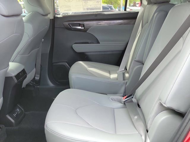 New 2026 Toyota Highlander Limited image 6