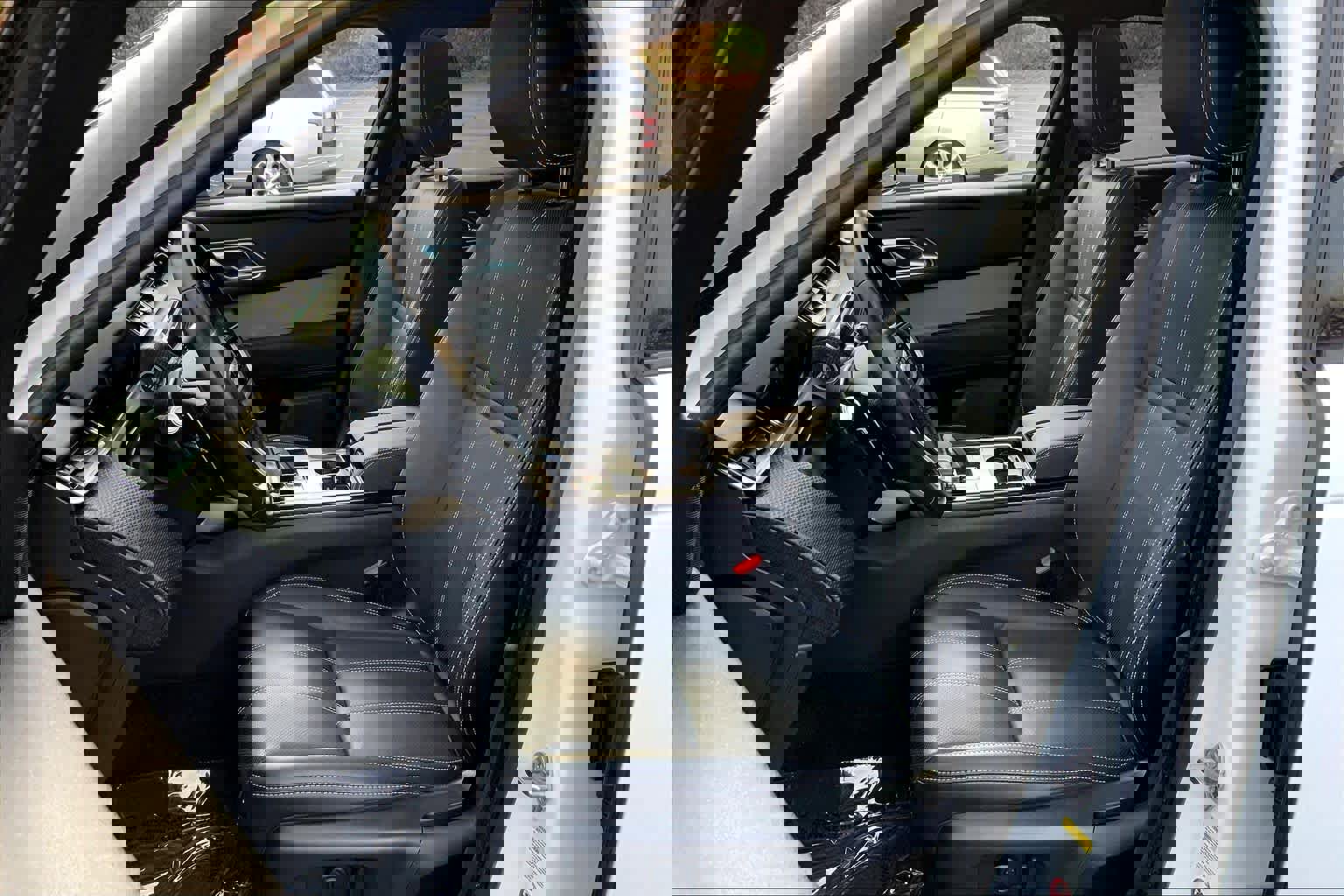 Used 2023 Land Rover Range Rover Velar R-Dynamic S image 8