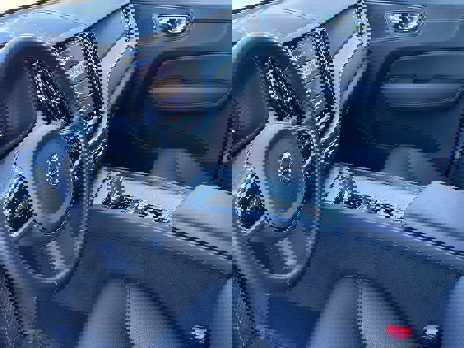 Certified 2025 Volvo XC60 B5 Plus image 19