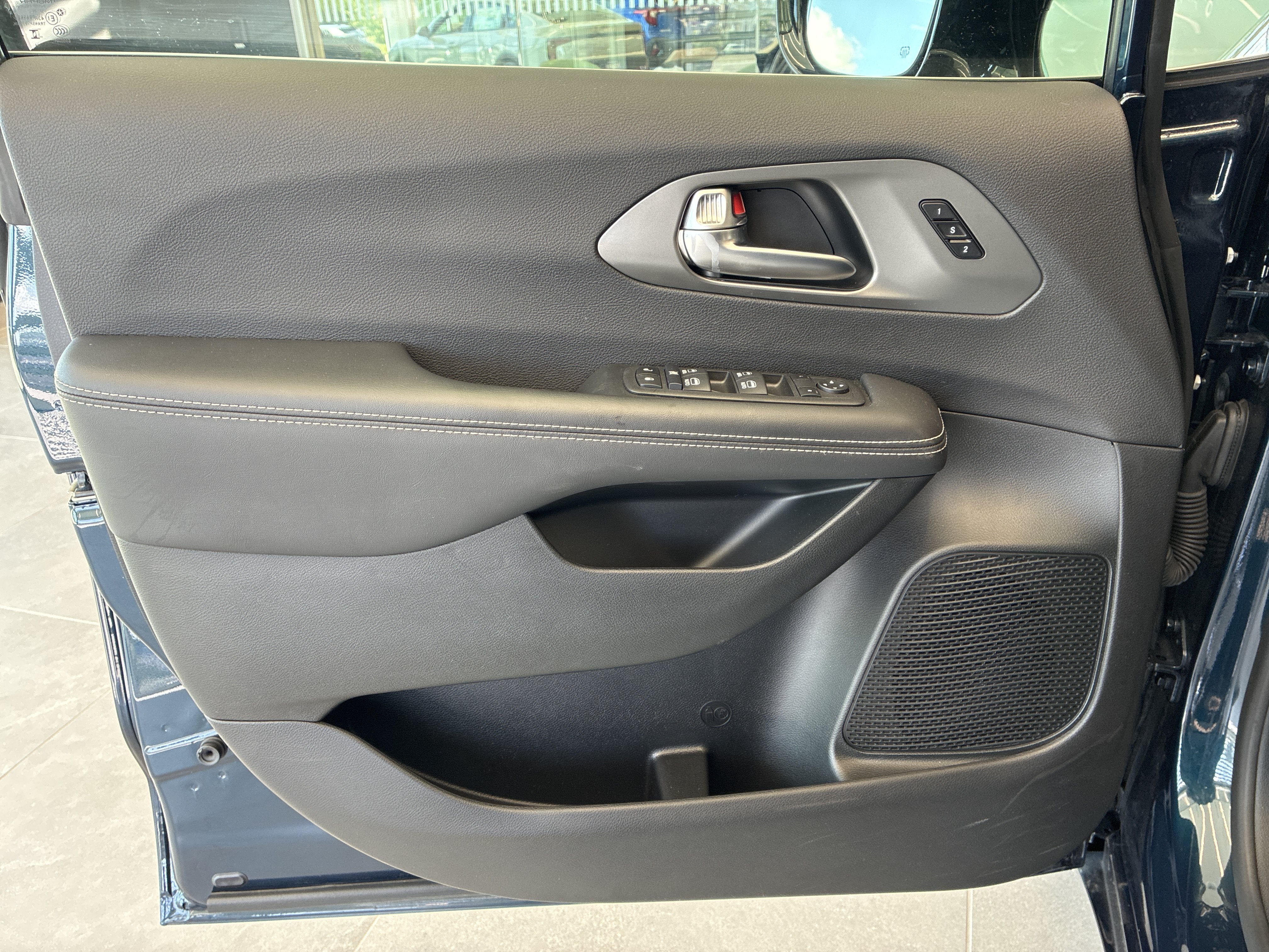 Certified 2025 Chrysler Pacifica Select w/ Uconnect Theater Family Group FWD image 24