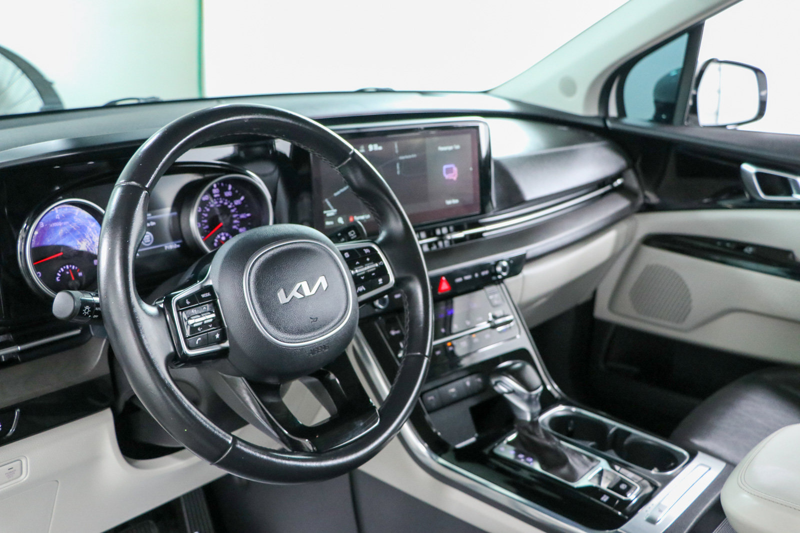 Used 2022 Kia Carnival EX FWD image 22