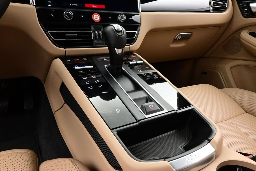 Certified 2025 Porsche Macan AWD/4WD image 11