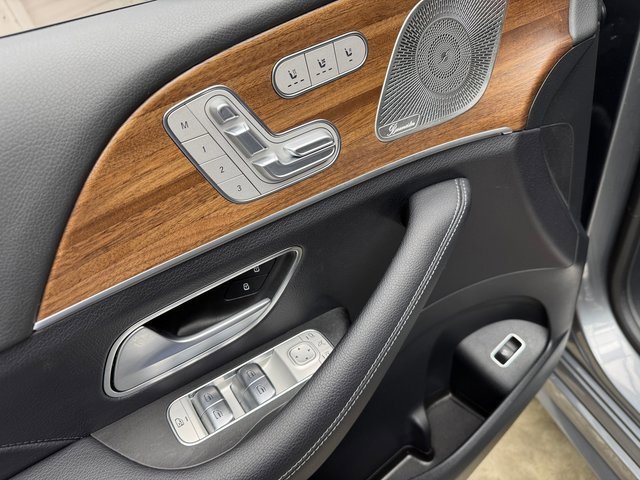 Used 2025 Mercedes-Benz GLS 450 4MATIC image 11