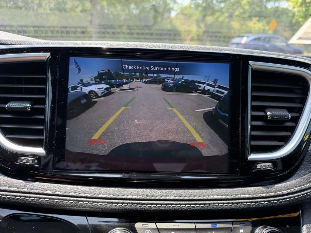 Used 2025 Chrysler Pacifica Limited FWD image 24