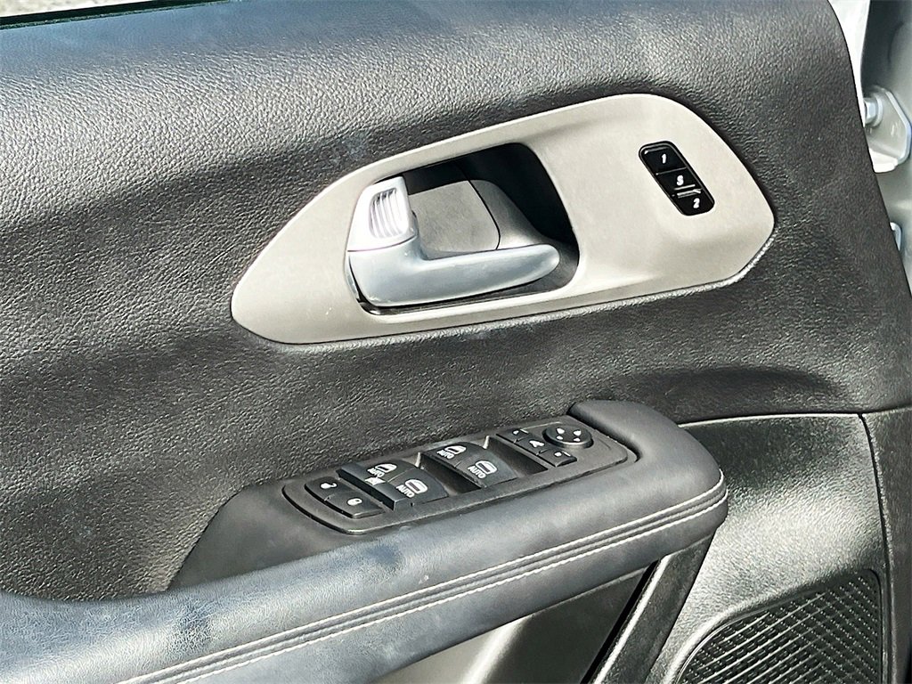 Certified 2024 Chrysler Pacifica Premium image 18