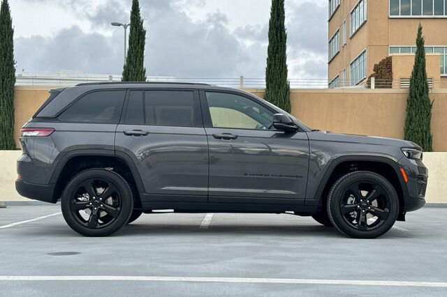 New 2025 Jeep Grand Cherokee Altitude AWD/4WD image 3