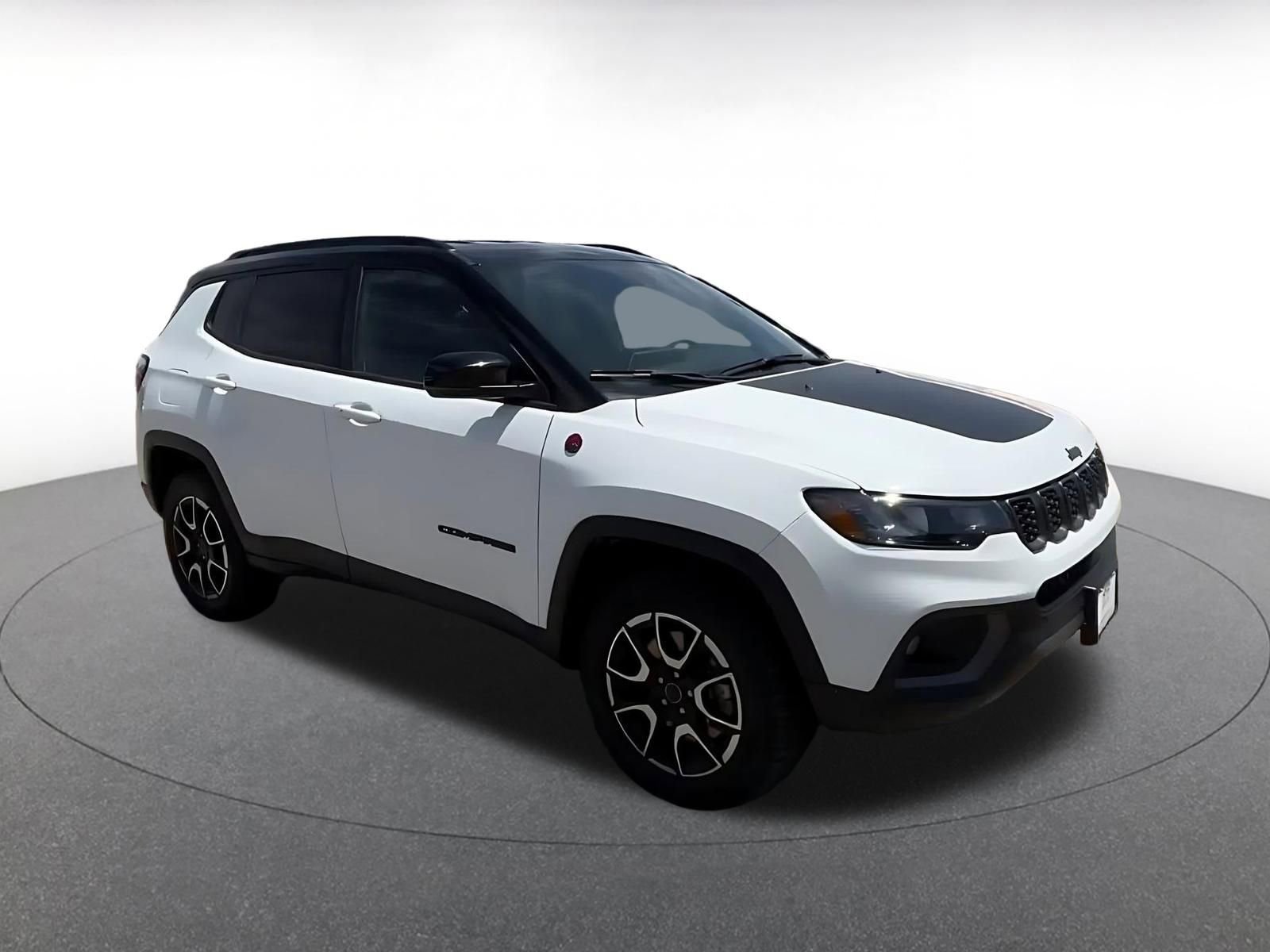 Used 2025 Jeep Compass Trailhawk w/ Trailer Tow Group AWD/4WD image 2
