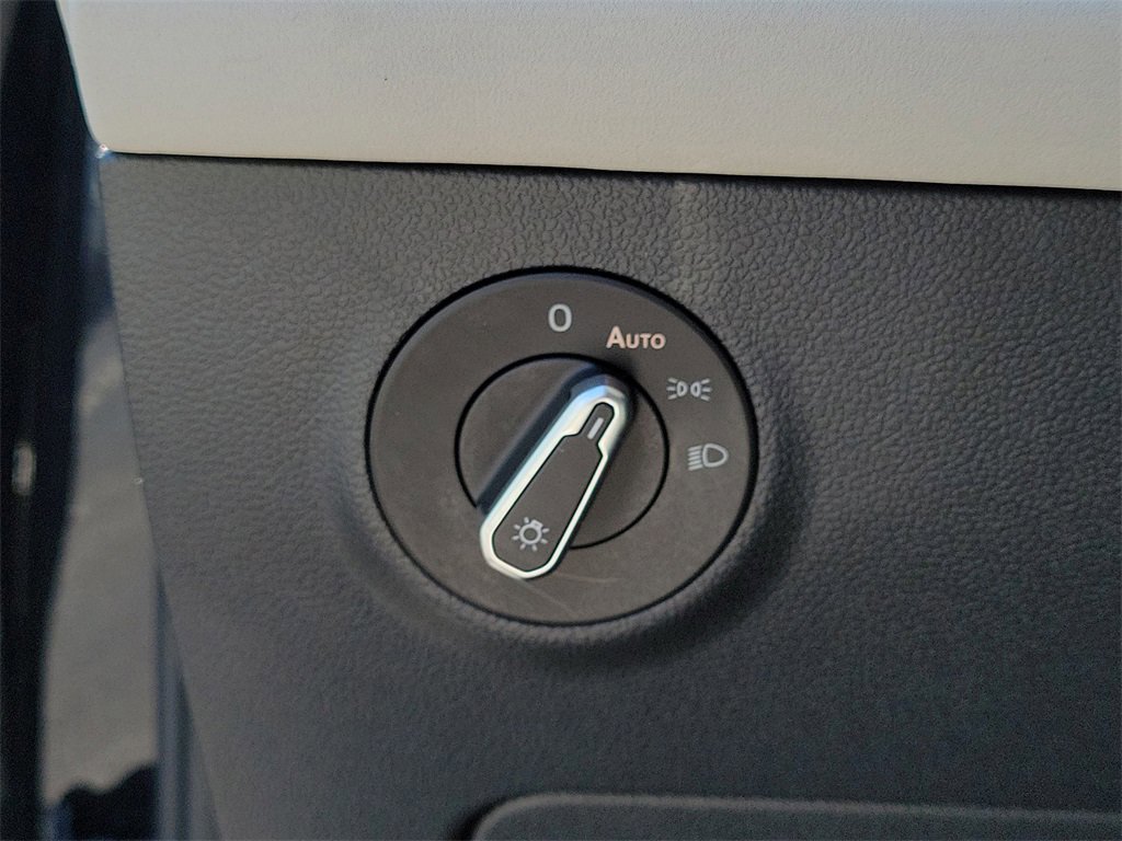 Certified 2025 Volkswagen Taos SE image 30