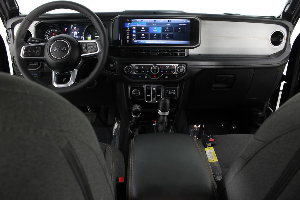 Used 2025 Jeep Wrangler Unlimited Sahara AWD/4WD image 9