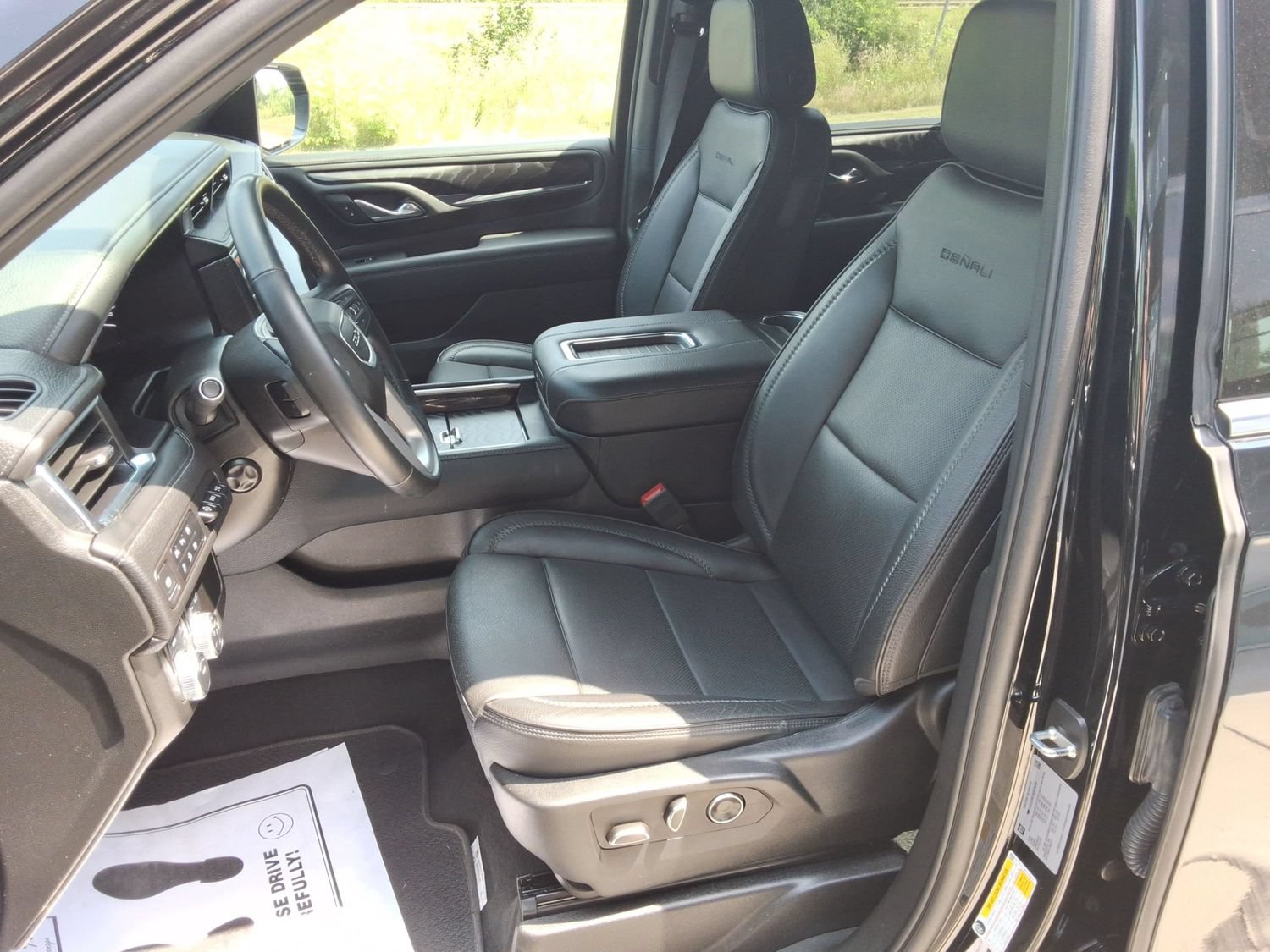 Used 2024 GMC Yukon XL Denali AWD/4WD image 32