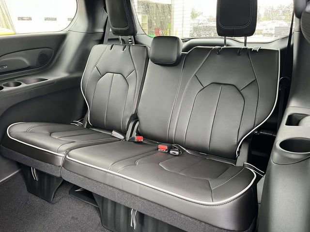 New 2026 Chrysler Pacifica Limited image 13