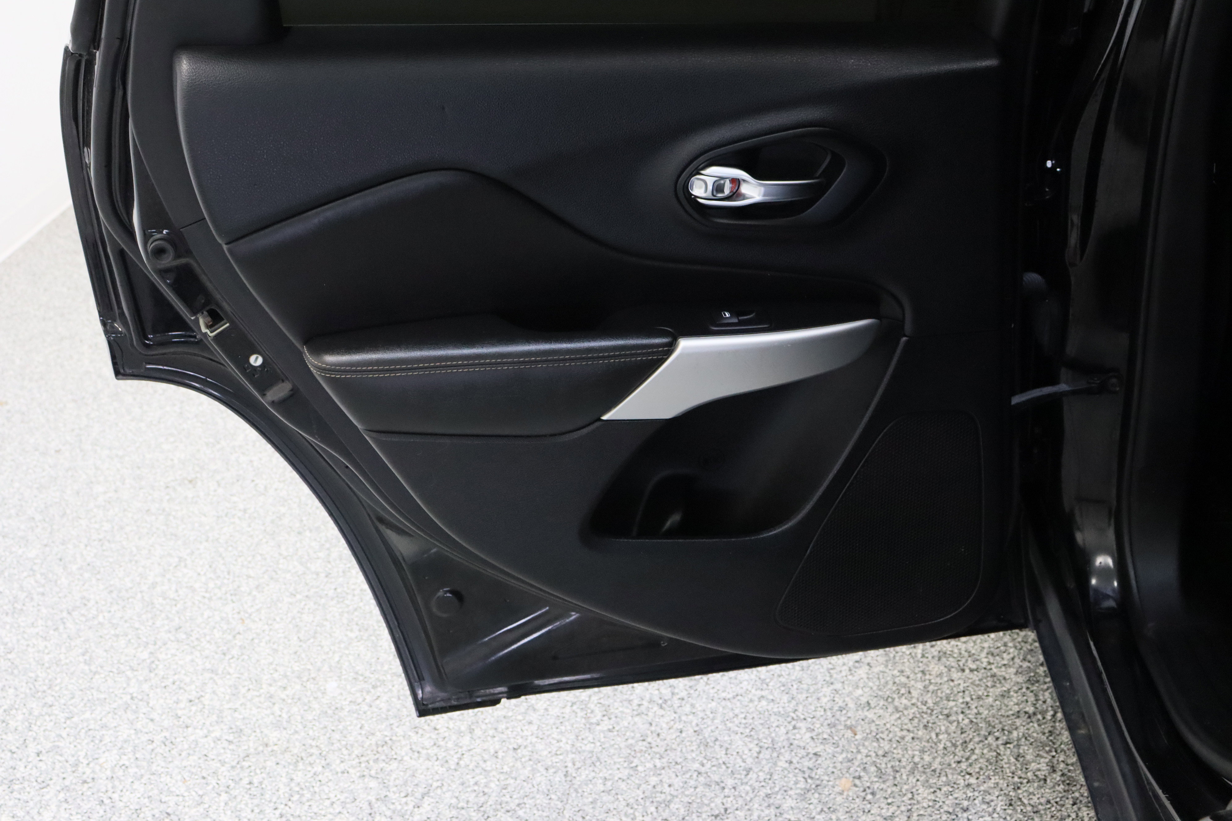 Used 2018 Jeep Cherokee Latitude Plus image 25