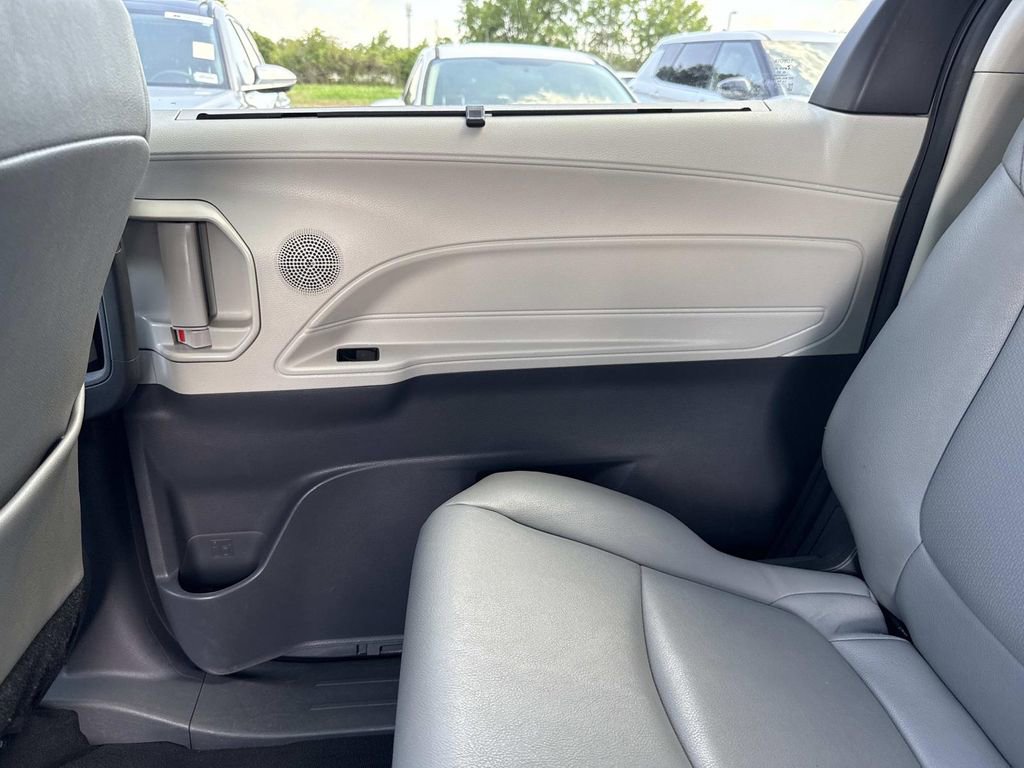 Used 2024 Toyota Sienna XLE FWD image 14