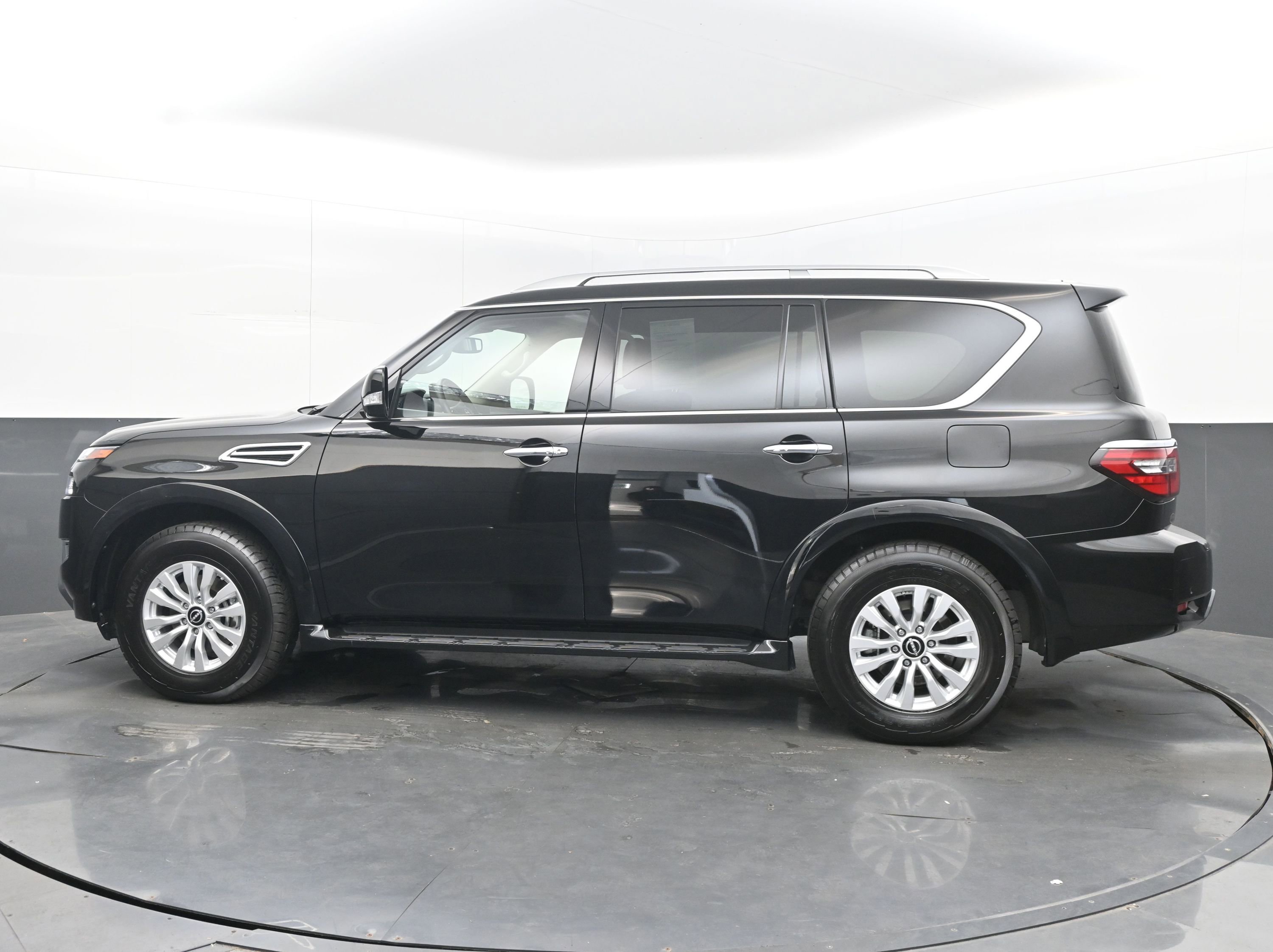 Used 2024 Nissan Armada SV image 5