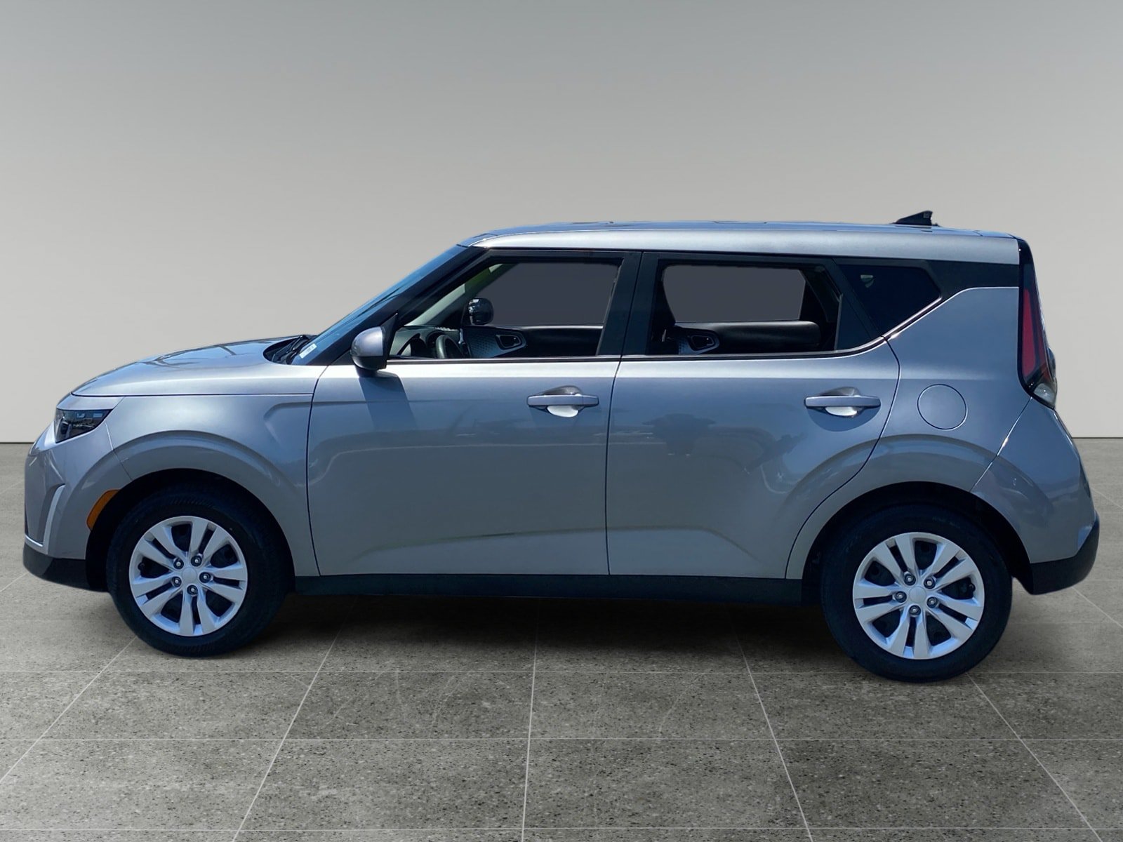Used 2025 Kia Soul LX FWD image 2
