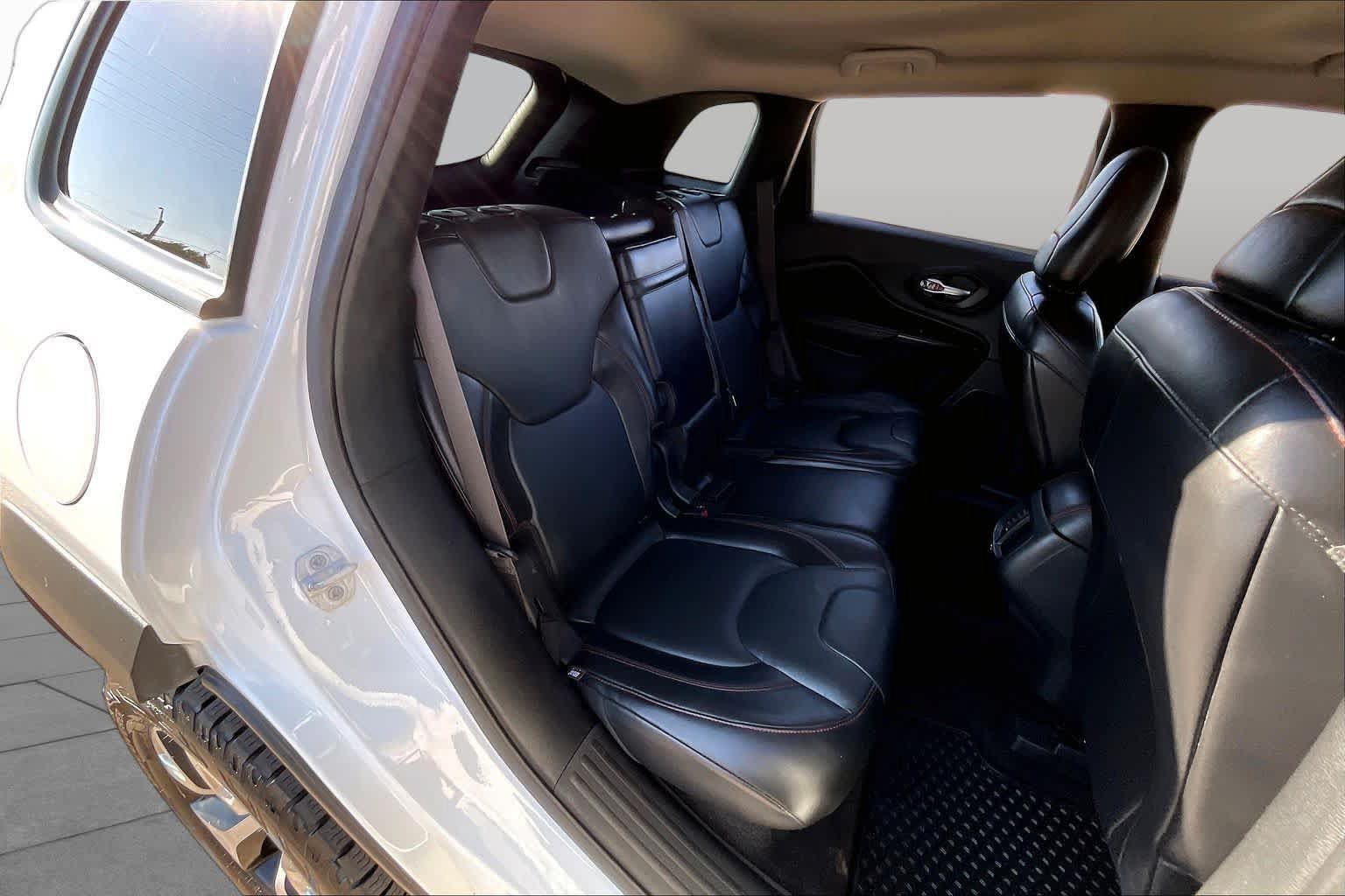 Used 2016 Jeep Cherokee Trailhawk w/ Comfort/Convenience Group AWD/4WD image 19