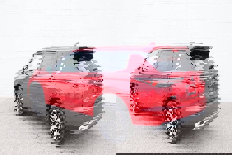 New 2025 Mitsubishi Outlander SE image 2