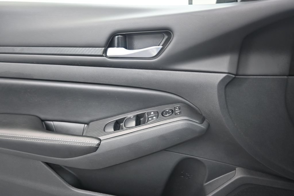 Used 2024 Nissan Altima 2.5 SV FWD image 14