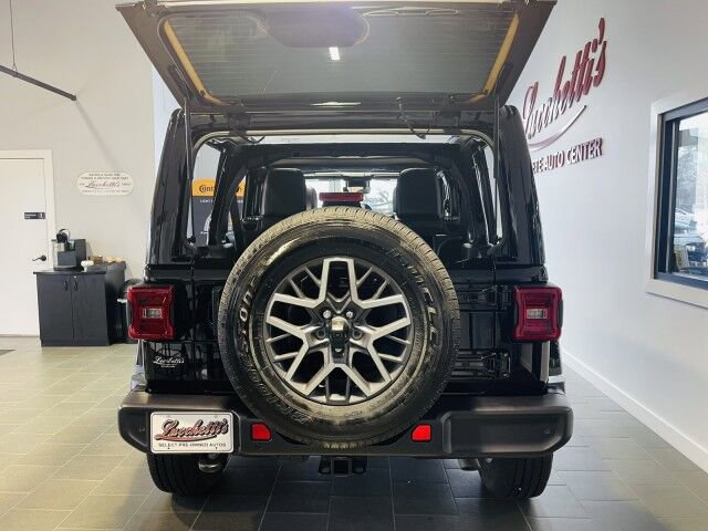 Used 2024 Jeep Wrangler Sahara w/ Technology Group AWD/4WD image 38