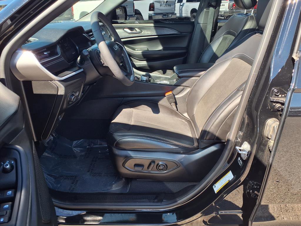 Used 2025 Jeep Grand Cherokee L Altitude image 15