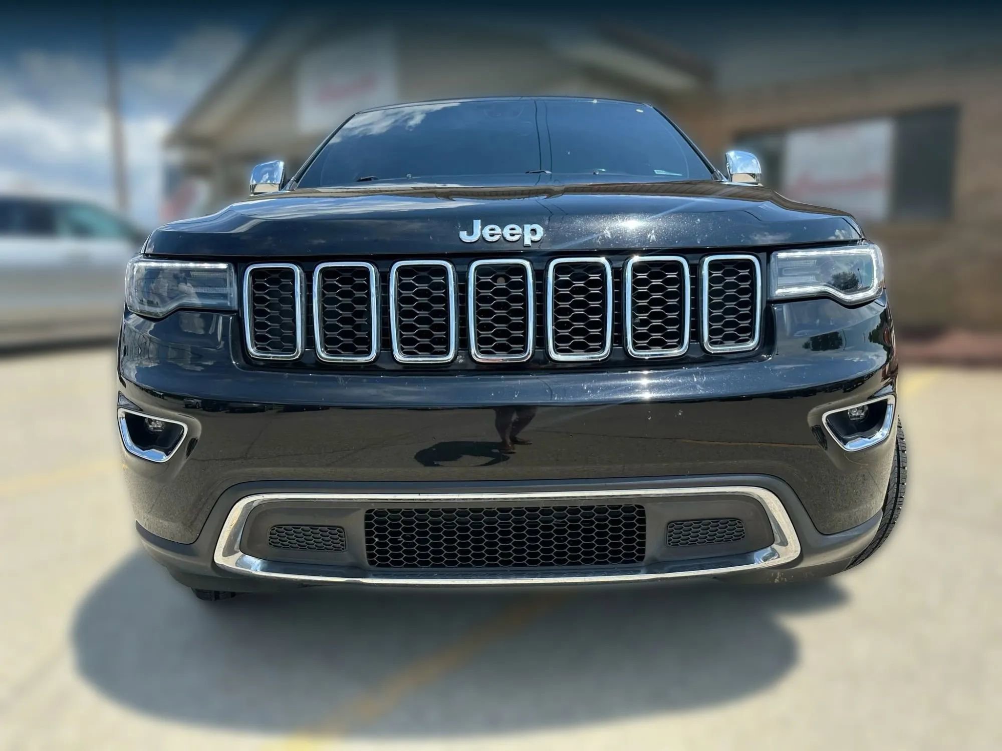 Used 2019 Jeep Grand Cherokee Limited w/ Luxury Group II image 2