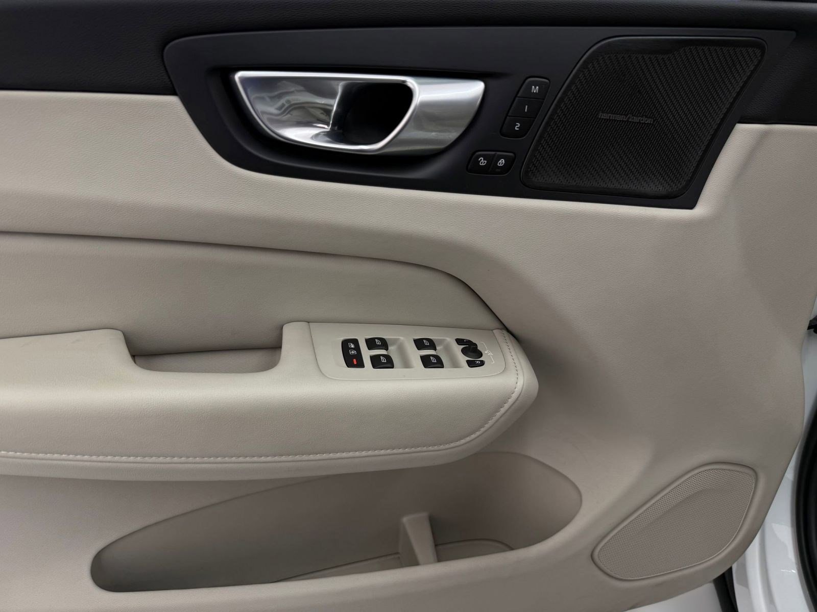 Used 2024 Volvo XC60 B5 Plus w/ Protection Package Premier image 11