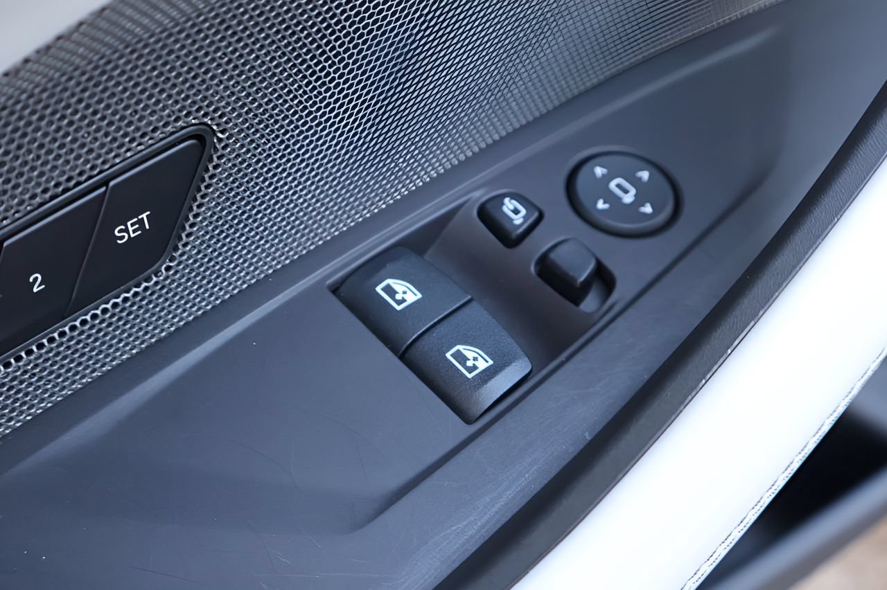 Used 2025 BMW M4 xDrive Competition AWD/4WD image 10