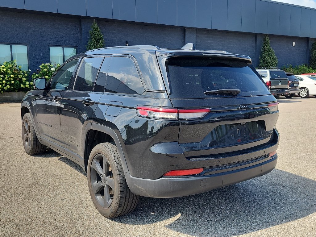 Used 2023 Jeep Grand Cherokee Limited w/ Black Appearance Package AWD/4WD image 5