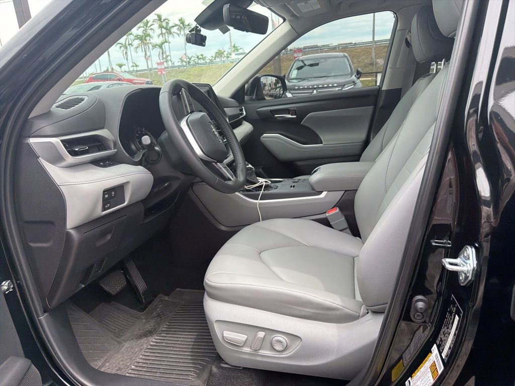 Used 2025 Toyota Highlander XLE FWD image 13