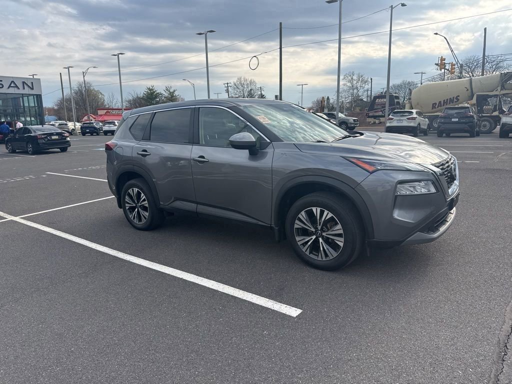 Used 2023 Nissan Rogue SV image 2