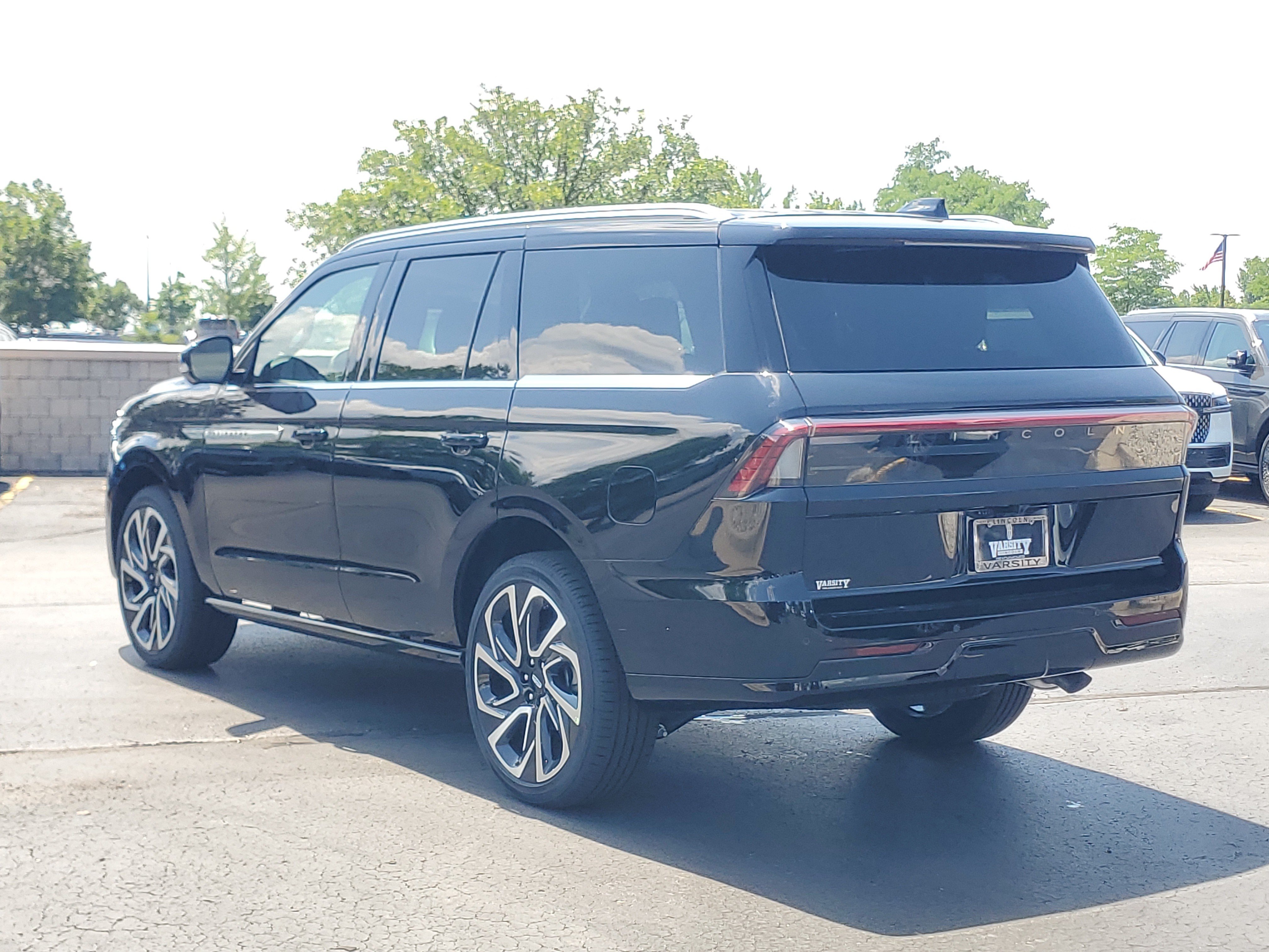 New 2027 Lincoln Navigator Reserve AWD/4WD image 3