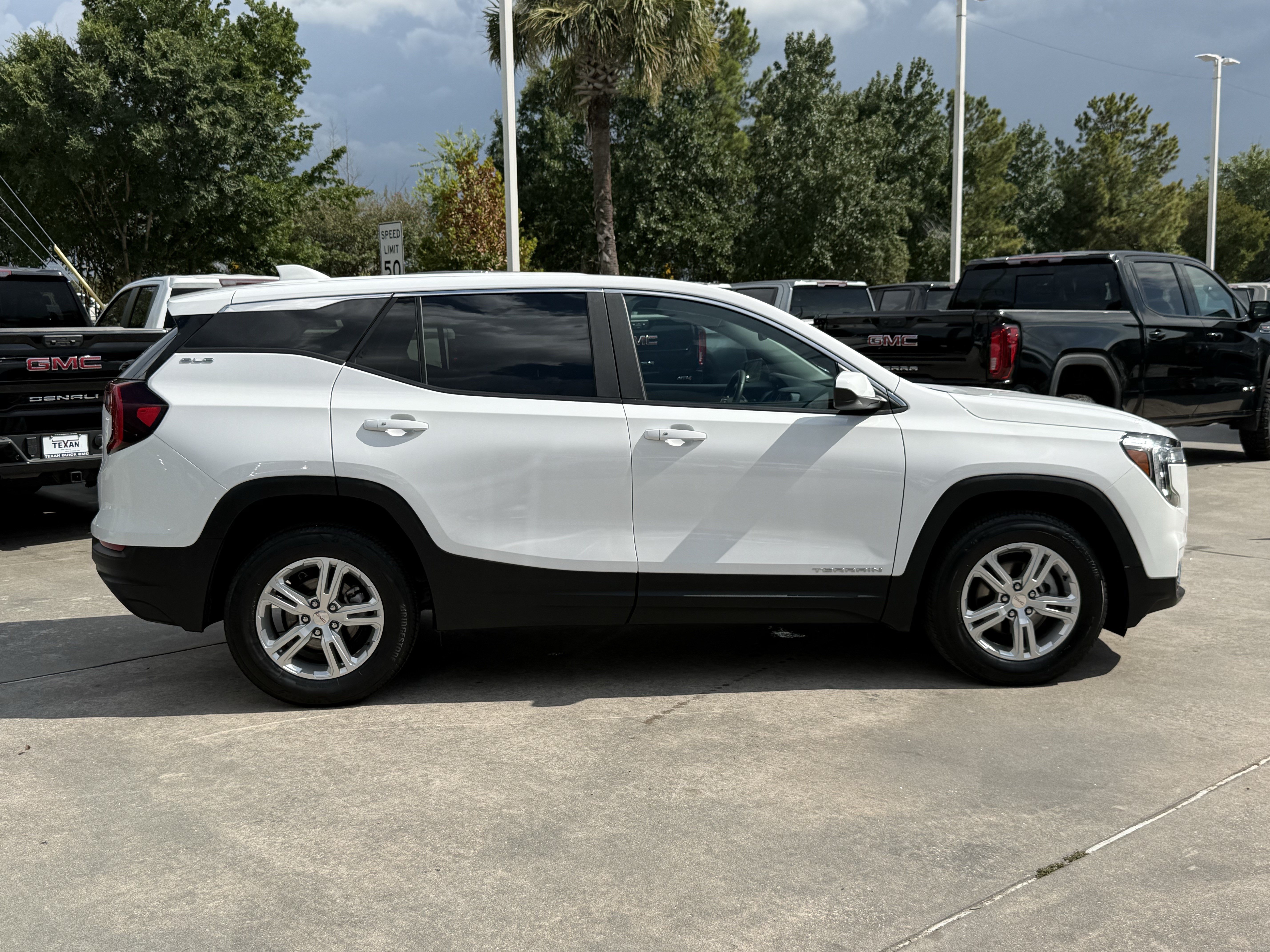 Used 2024 GMC Terrain SLE AWD/4WD image 3