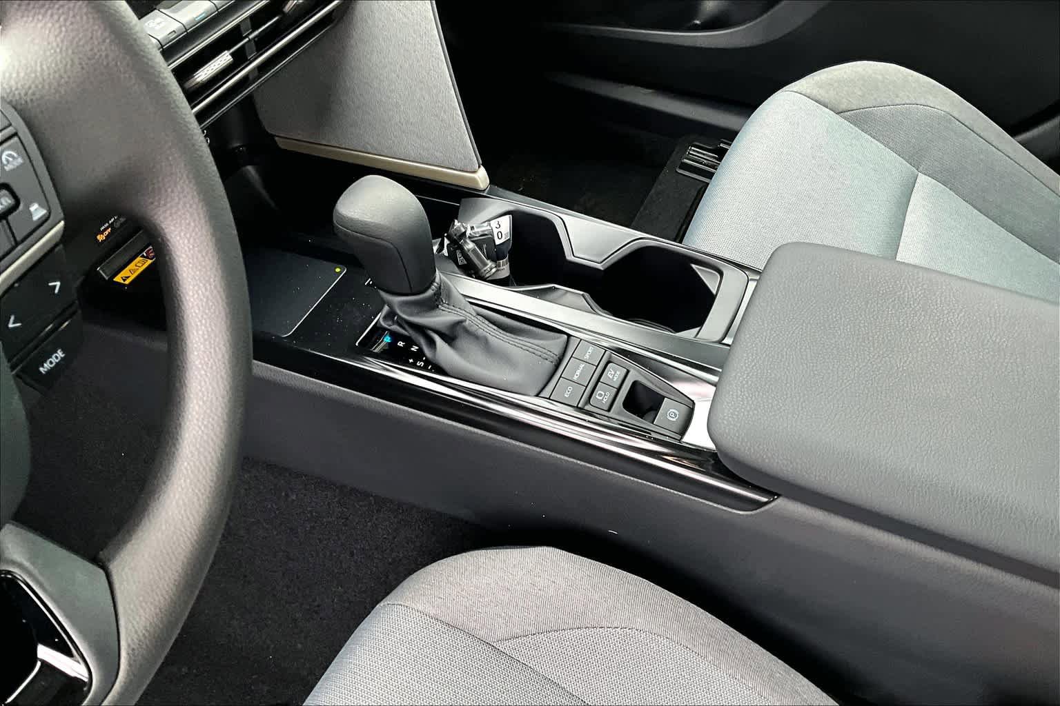 Used 2025 Toyota Camry LE AWD/4WD image 7