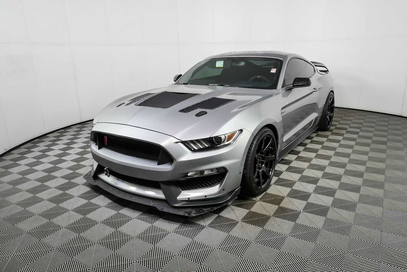 Used 2020 Ford Mustang Shelby GT350R w/ GT350R Equipment Group 920A RWD image 23