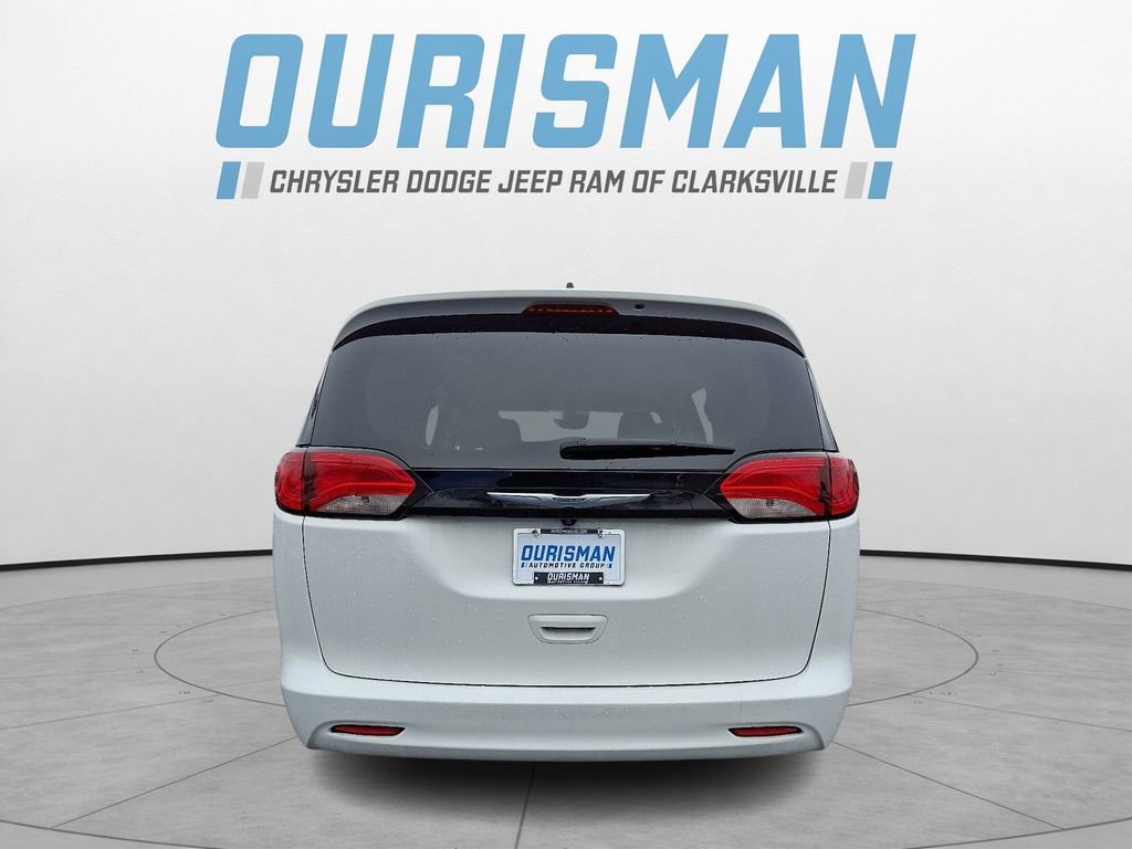 Used 2023 Chrysler Voyager LX image 5