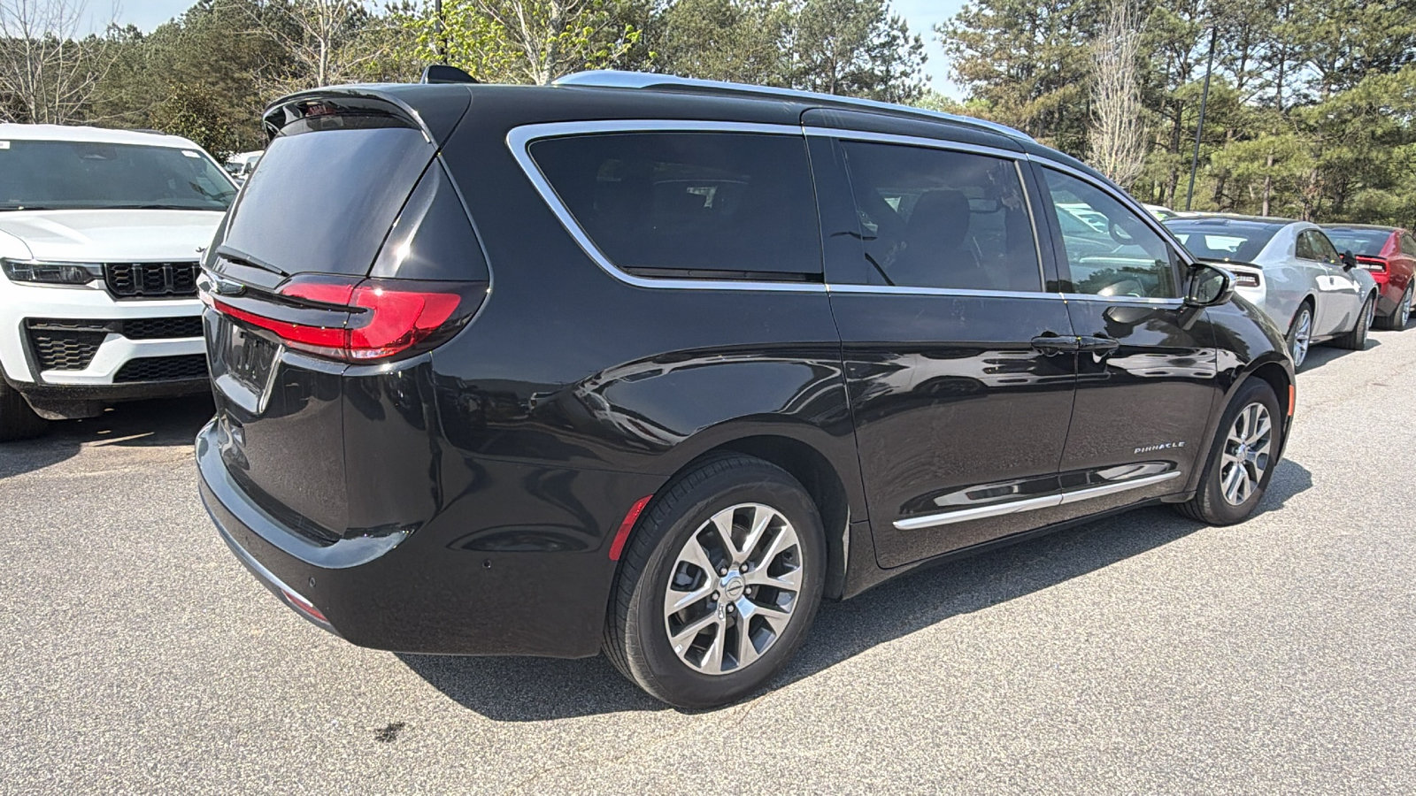 Used 2025 Chrysler Pacifica Pinnacle FWD image 8