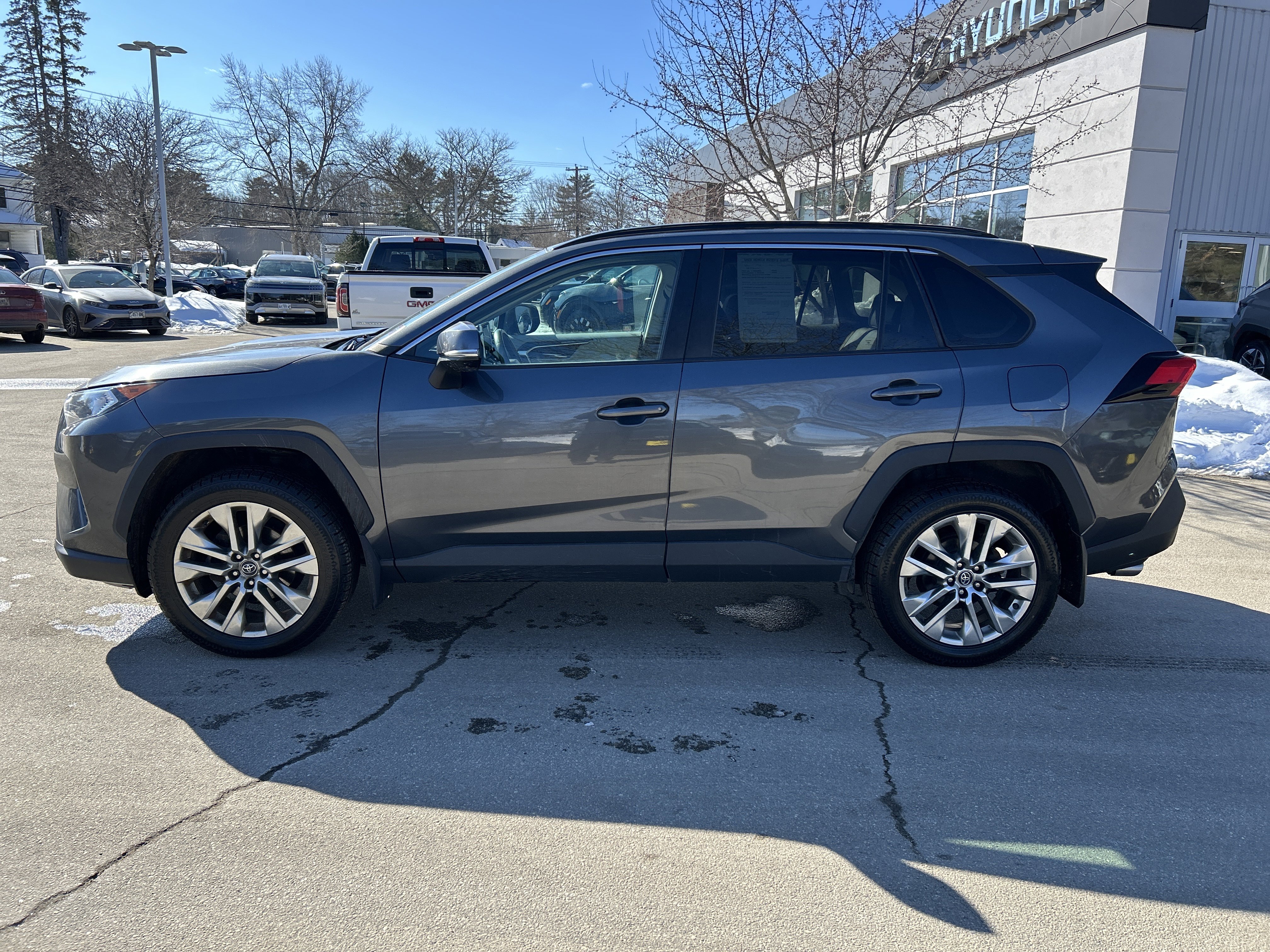 Used 2020 Toyota RAV4 XLE Premium image 8