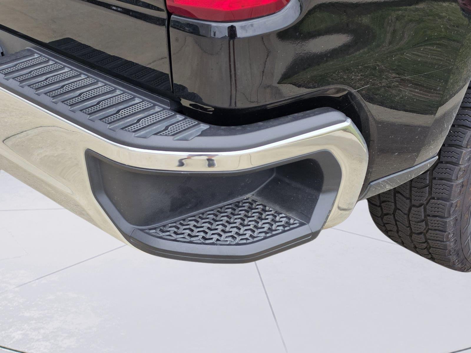 Used 2023 Chevrolet Silverado 1500 LT AWD/4WD image 3