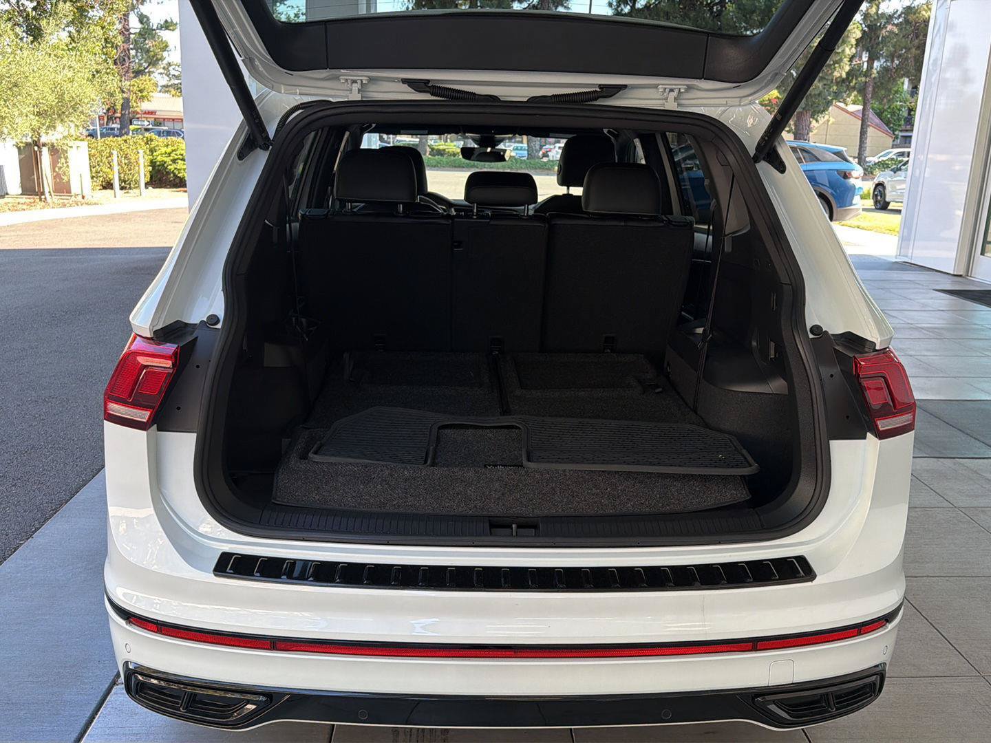 Certified 2023 Volkswagen Tiguan SE R-Line FWD image 13