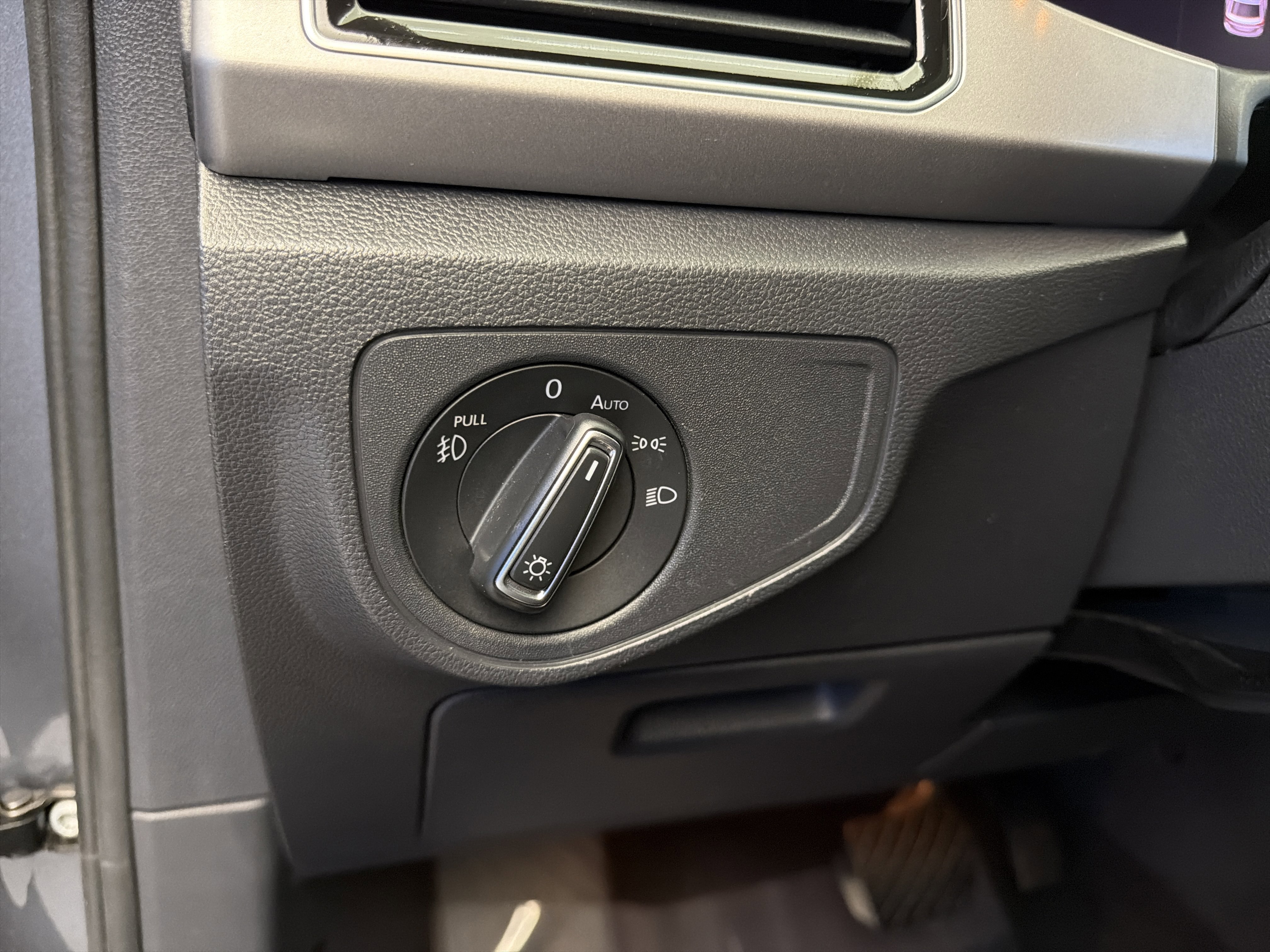Used 2019 Volkswagen Atlas SEL AWD/4WD image 16