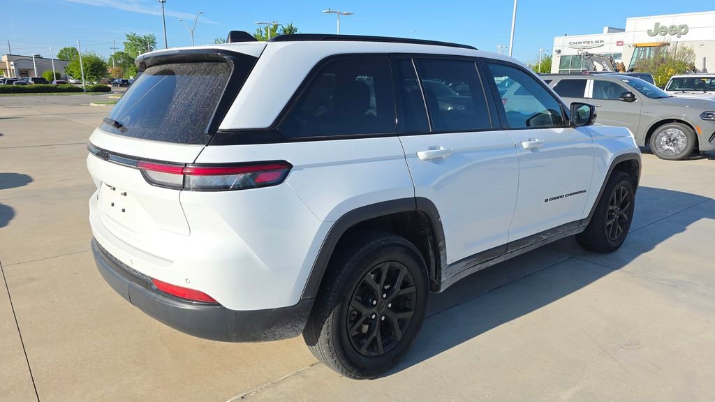 Used 2024 Jeep Grand Cherokee Altitude AWD/4WD image 5
