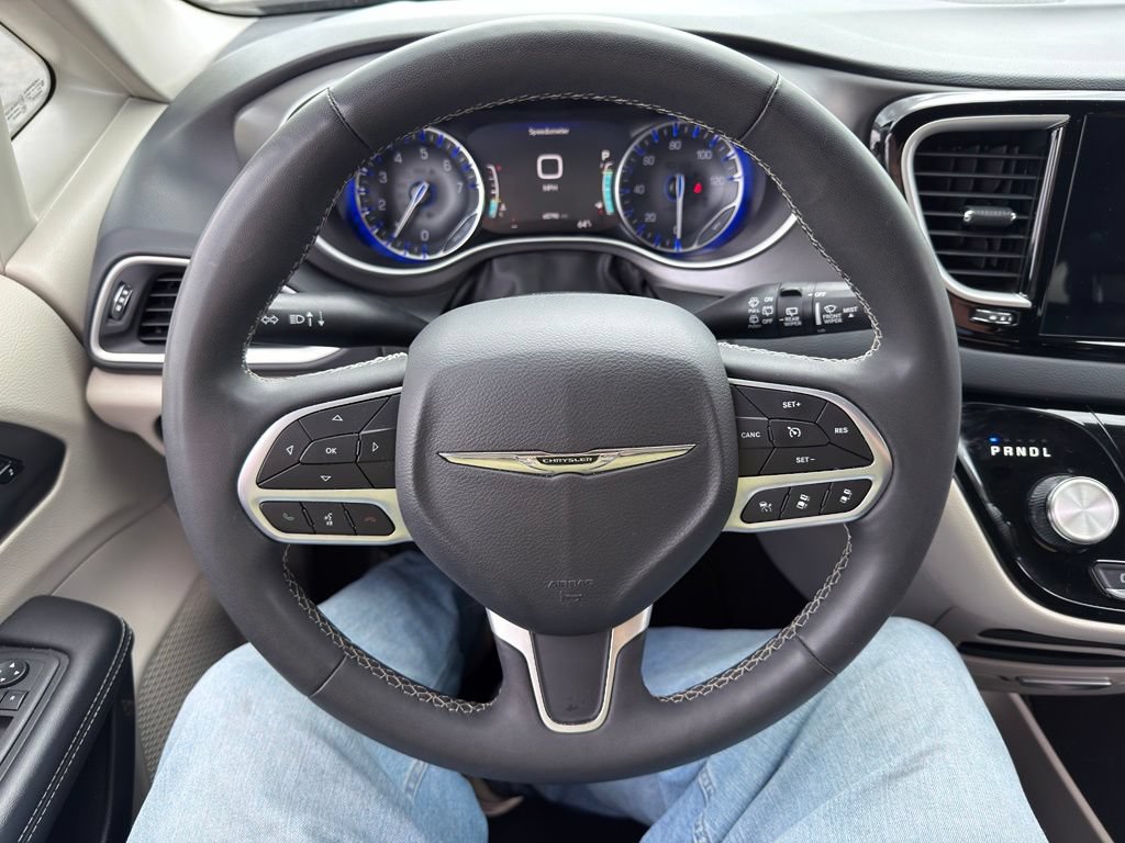 Used 2023 Chrysler Pacifica Touring-L FWD image 41