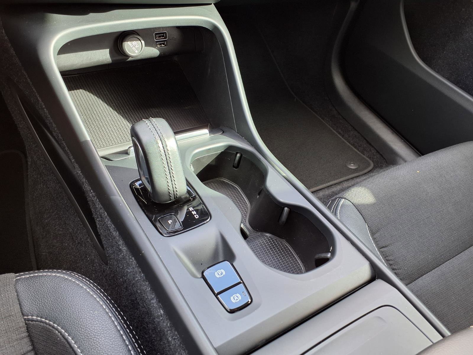 Used 2020 Volvo XC40 T4 Momentum image 24